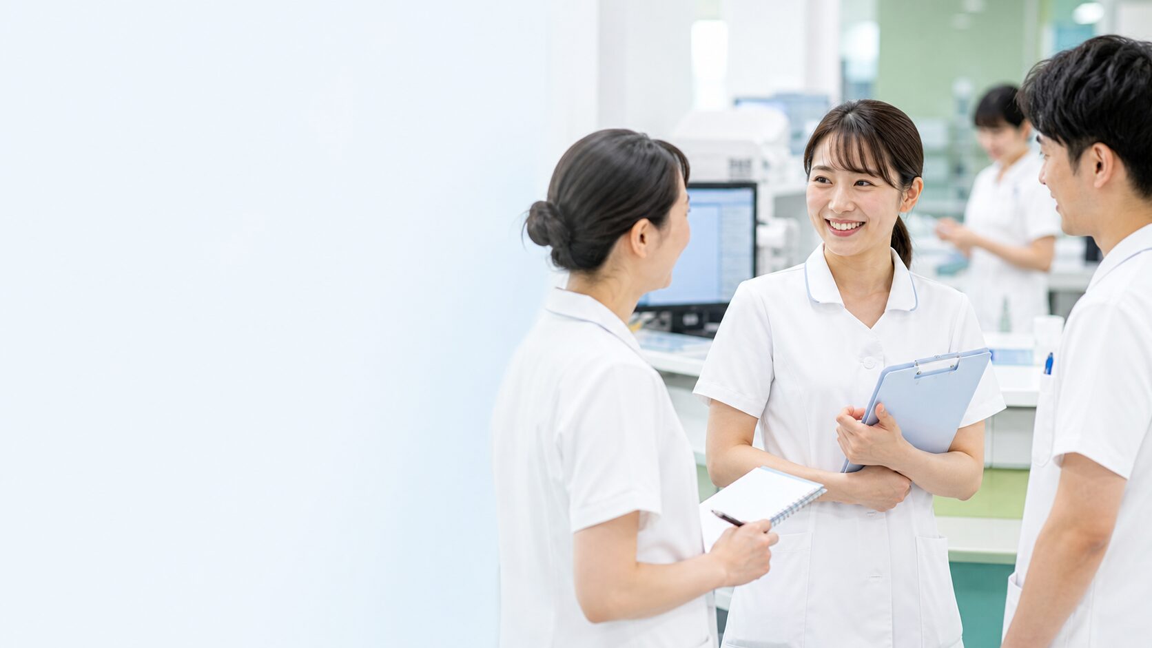 看護師が人間関係の良い職場で同僚と協力しながら安心して働いているイメージ画像