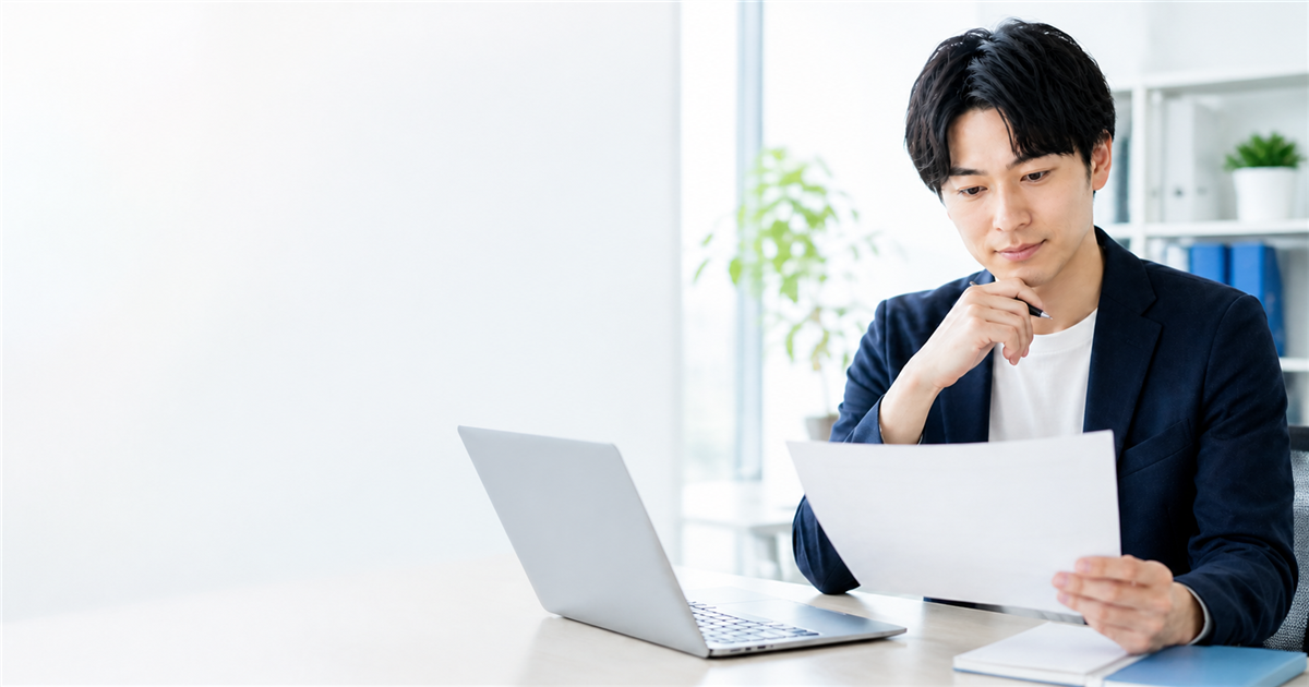 第二新卒の職務経歴書を整理する20代会社員のイメージ
