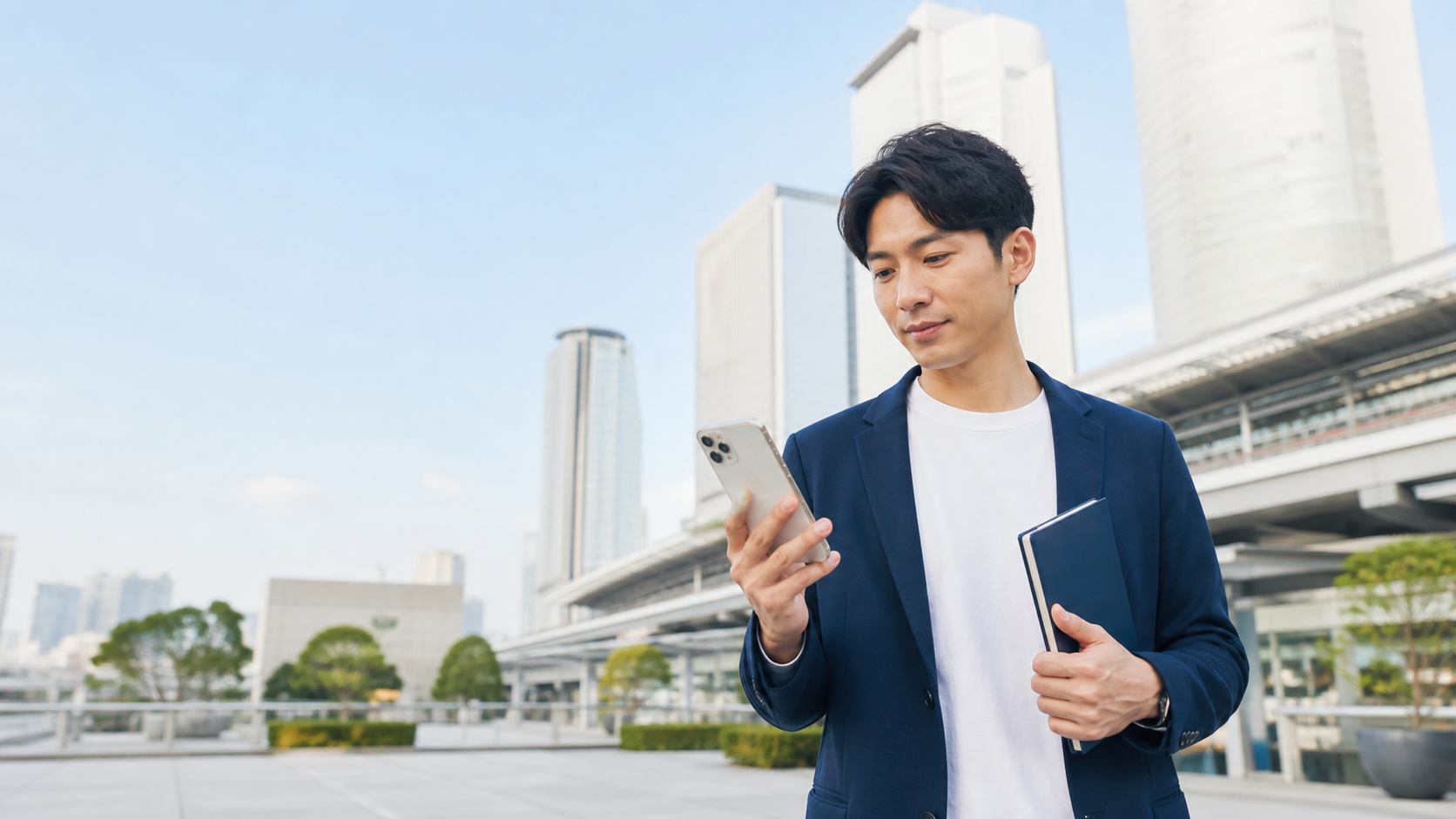 東海エリアでの転職に向け名古屋駅周辺で求人を比較する会社員