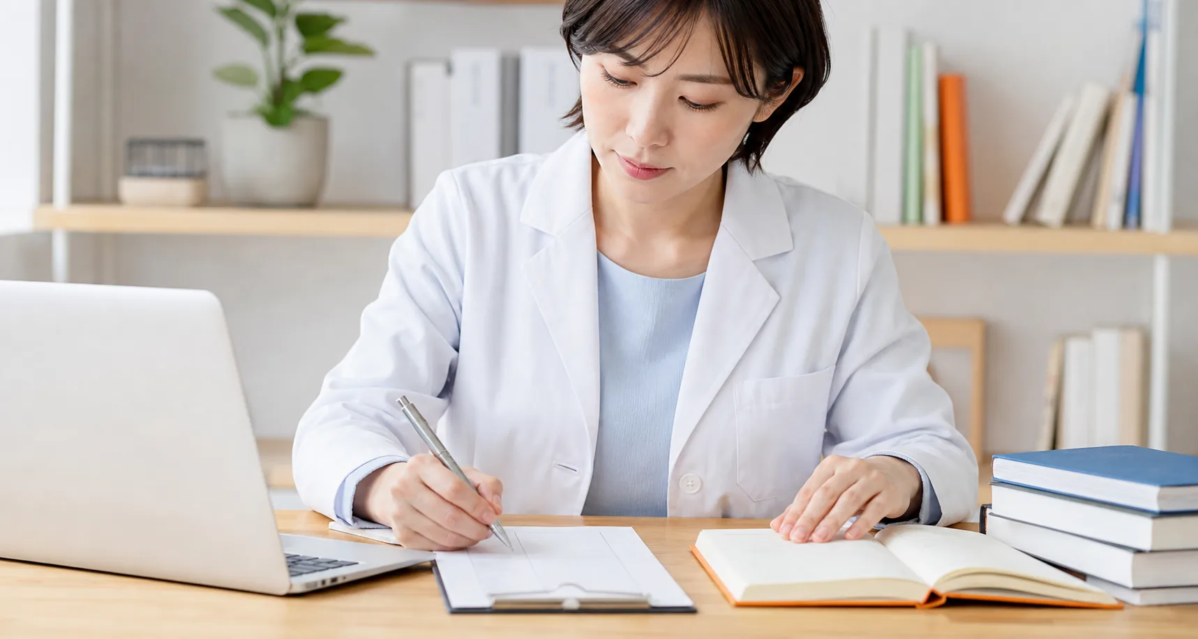 30歳女性薬剤師の転職体験談で未経験調剤へ向け職務経歴書を作成する様子