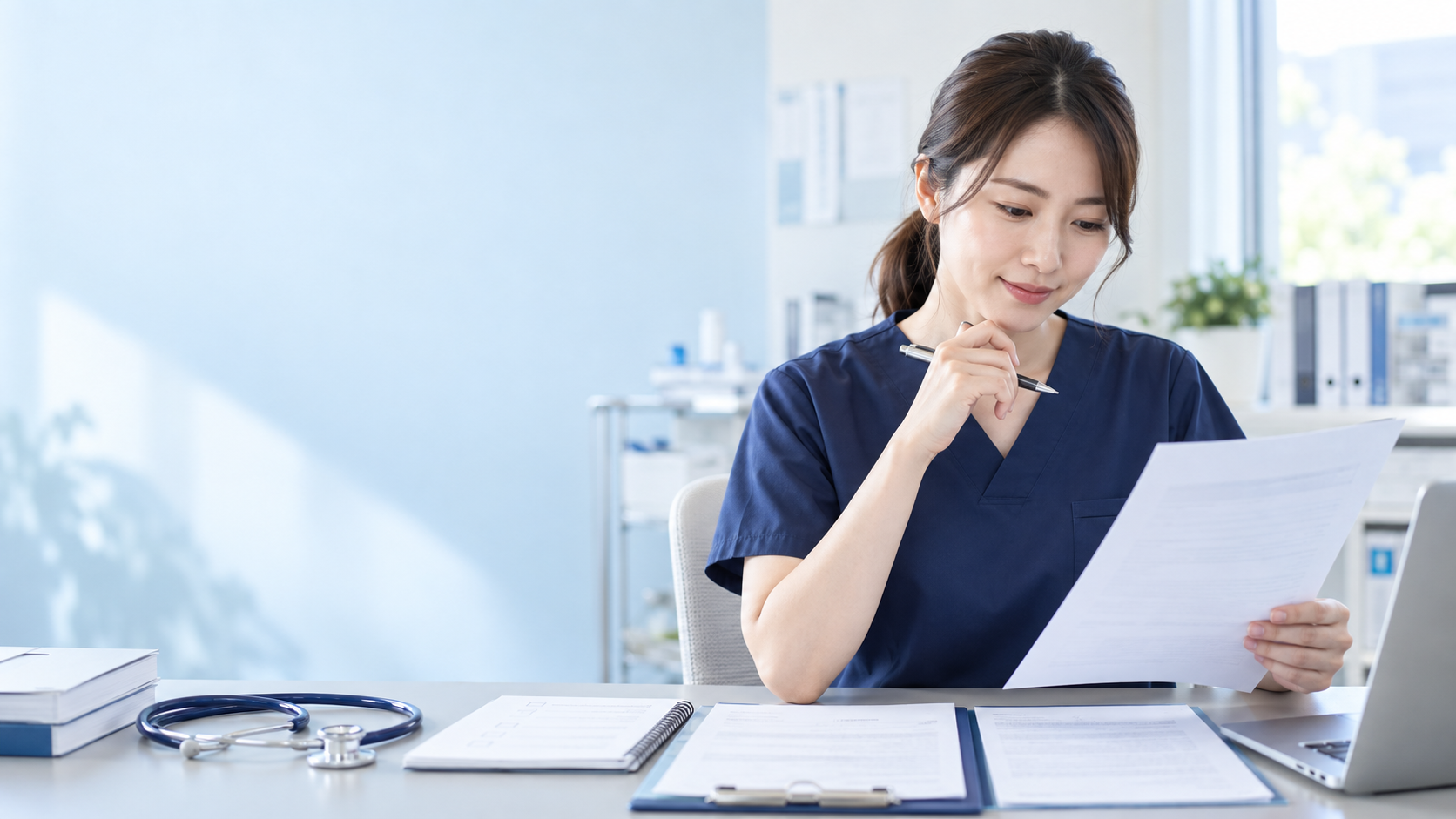看護師の転職で試用期間と労働条件を確認する看護師のイメージ
